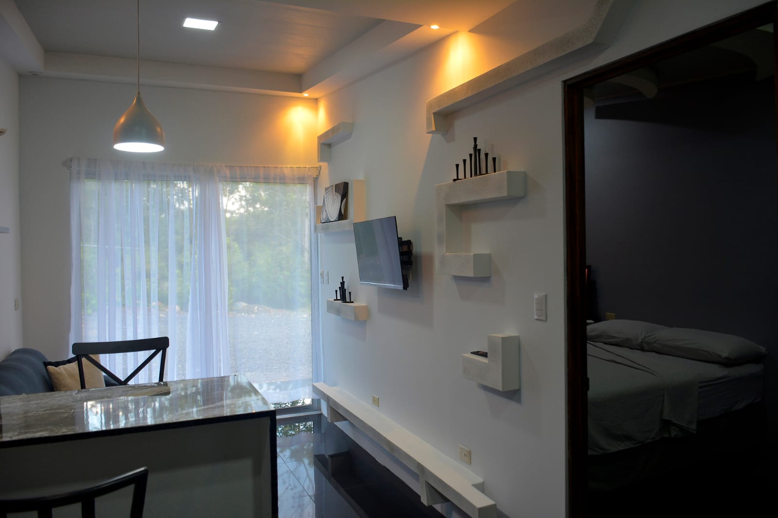 Sala y cocina abiertas en Villa Descanso